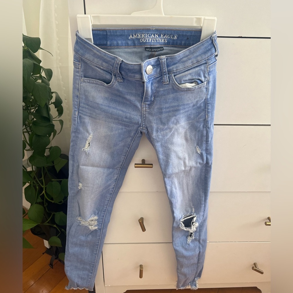 American Eagle Jeans size 0. ‘Super Super Stretch low rise jean. Light wash.